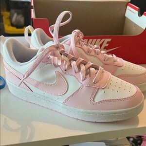 Nike Low Top Sneakers in White and Light Pink